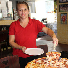 Gina Gochez, Gochees Pizza